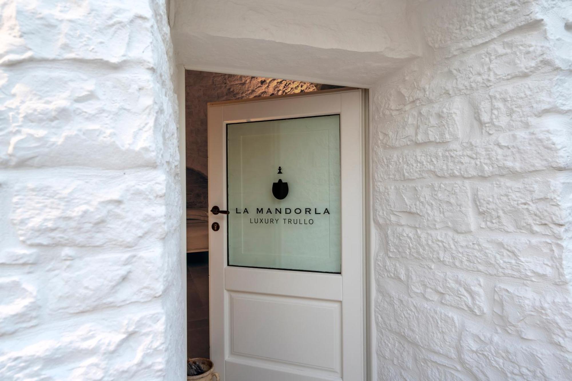 La Mandorla Luxury Trullo Bed and Breakfast Alberobello Buitenkant foto